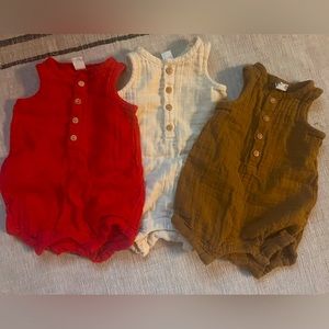 Old Navy Rompers - EUC - 3-6 mths 100% cotton (muslin). Set of 3.